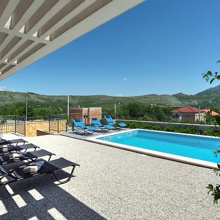 Сasa de vacaciones In With Sauna Dugopolje